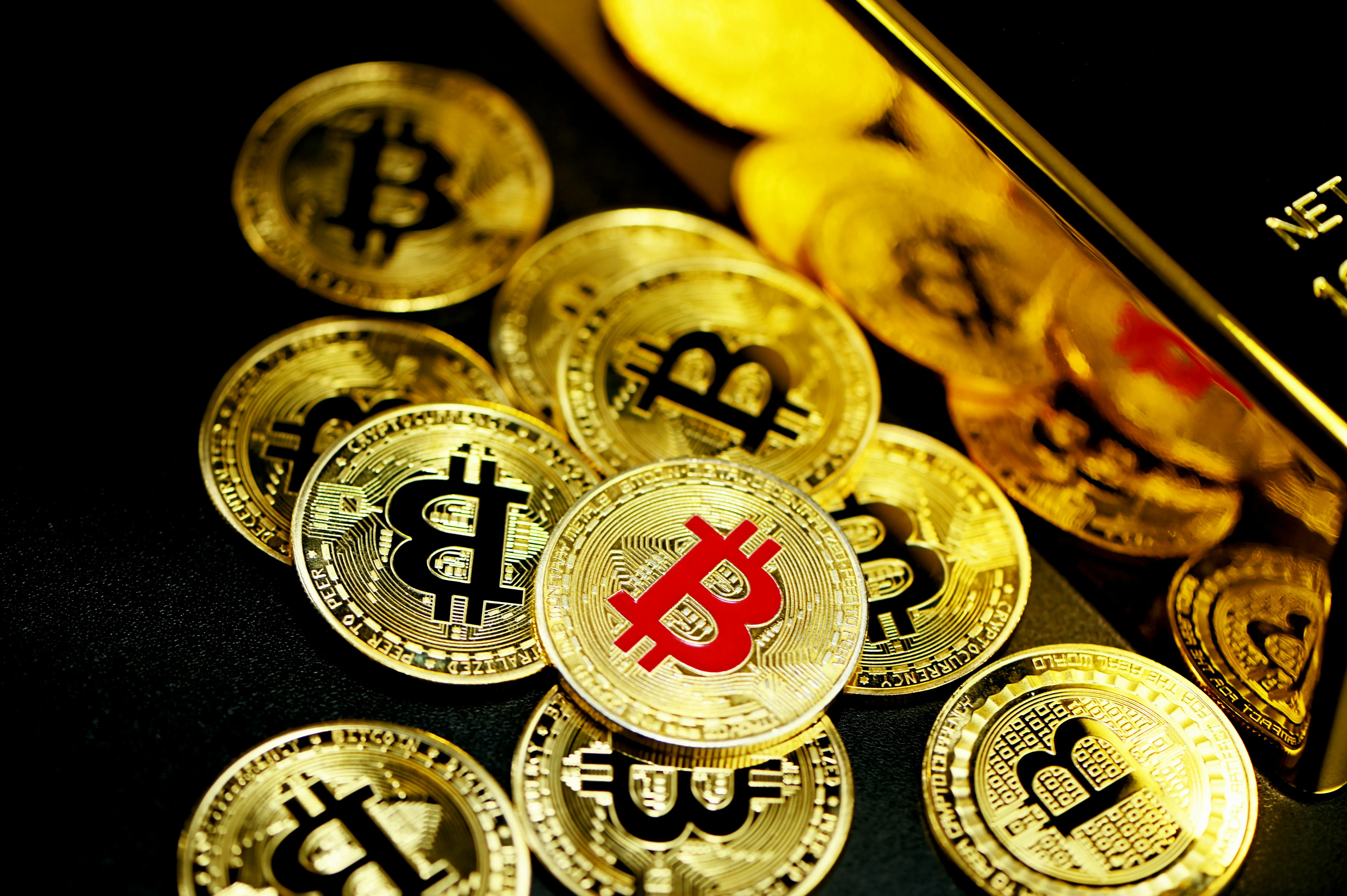 Tiền xu xếp chồng và biểu tượng phần trăm